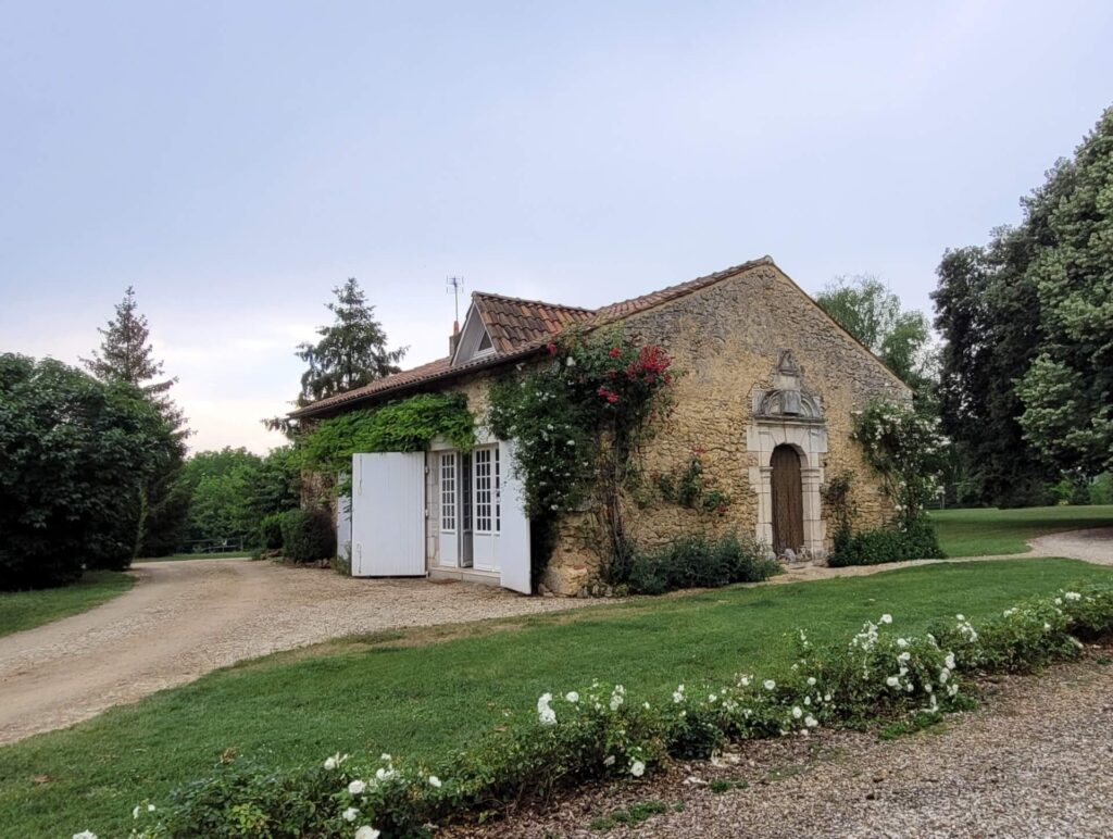 Photo du Gîte le Royal Cagouille situé dans le parc du château, entouré des chevaux et des poneys avec son jardin privatif